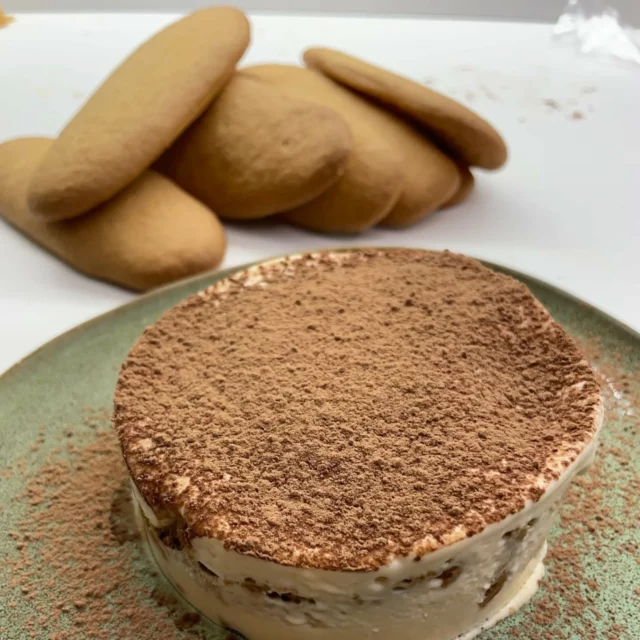 🍰 Maizzami

Maizzami es un proyecto artesanal de tiramisú con base en San Sebastián 🍮. Elaboran cada postre con mimo y pasión, ofreciendo sabores irresistibles como clásico, pistacho, chocolate y Lotus 🌰.

Todos sus tiramisús son sin cafeína, sin alcohol y bajos en azúcar, perfectos para disfrutar sin culpa.

Contacto:

📧 hola@maizzami.com

Instrgram: @maizzami 

 .

Maizzami Donostian oinarritutako tiramisù artisau-proiektua da 🍮. Postre bakoitza maitasunez eta pasioz prestatzen dute, eta ezin erakargarriagoak diren zaporeak eskaintzen dituzte: klasikoa, pistatxoa, txokolatea eta Lotus 🌰.

Haien tiramisu guztiak kafeinarik gabeak, alkoholik gabeak eta azukre gutxikoak dira, kontzientzia lasaiz gozatzeko aproposak.

📧 hola@maizzami.com

#sansebastian #donostia #sansebastianshops #comerciolocal #paisvasco #euskadi #basquecountry #shop #basquexperience